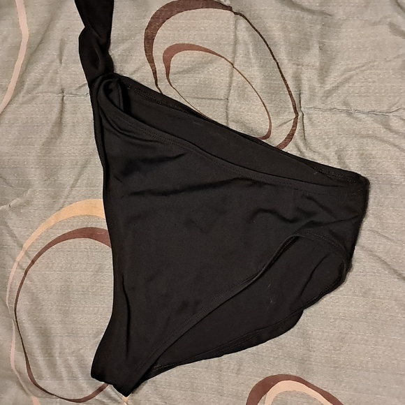 Bikini - Picture 3 of 4